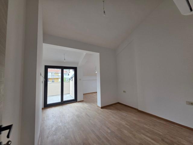 Dvosoban stan 70.86 m² sa dodatnom galerijom u novom stambeno poslovnoj zgradi-Budva, Adok
