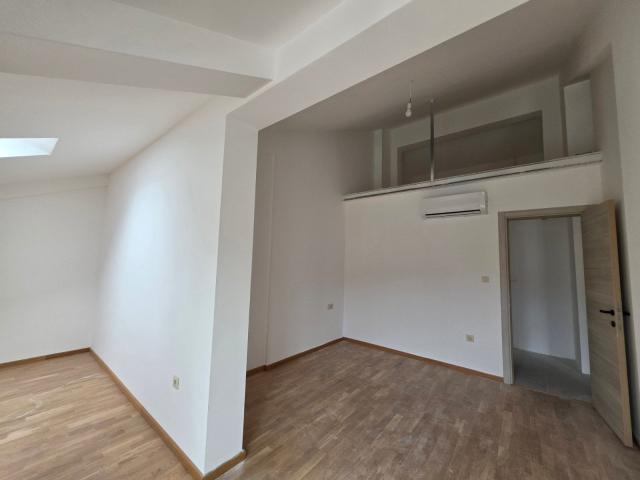 Dvosoban stan 70.86 m² sa dodatnom galerijom u novom stambeno poslovnoj zgradi-Budva, Adok