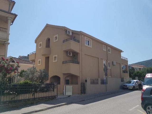 Trospratna kuća 498m² sa placem 714m² na atraktivnoj lokaciji u Budvi – Babilonija