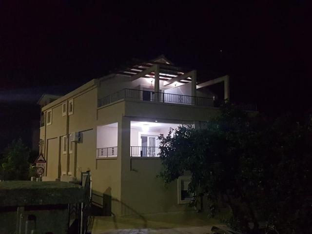 Trospratna kuća 498m² sa placem 714m² na atraktivnoj lokaciji u Budvi – Babilonija