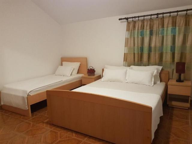 Trospratna kuća 498m² sa placem 714m² na atraktivnoj lokaciji u Budvi – Babilonija