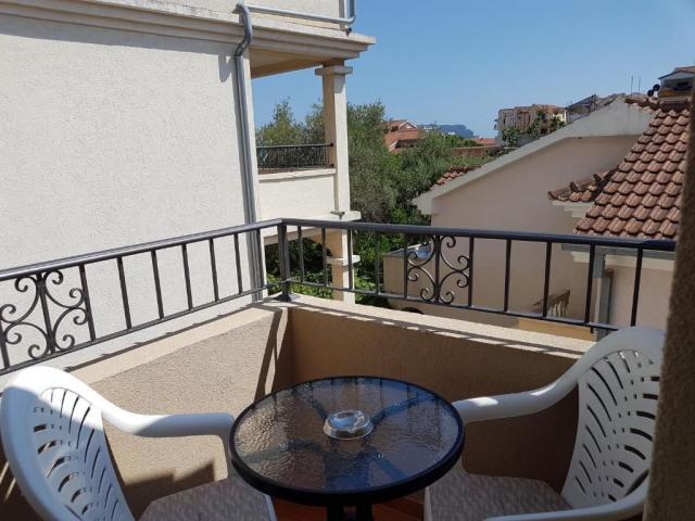 Trospratna kuća 498m² sa placem 714m² na atraktivnoj lokaciji u Budvi – Babilonija