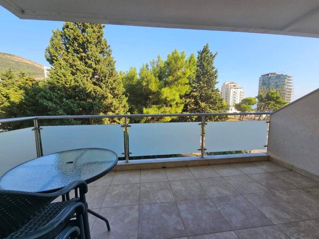 Dvosoban namesten stan 90m2 sa pogledom na more na atraktivnoj lokaciji -Becici