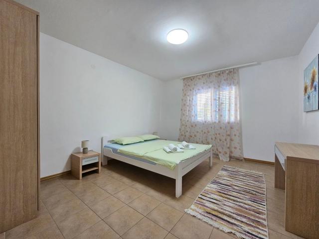 Dvosoban namesten stan 90m2 sa pogledom na more na atraktivnoj lokaciji -Becici