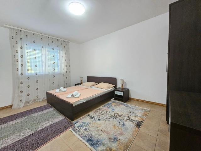 Dvosoban namesten stan 90m2 sa pogledom na more na atraktivnoj lokaciji -Becici