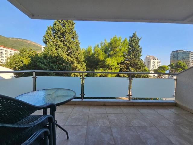 Dvosoban namesten stan 90m2 sa pogledom na more na atraktivnoj lokaciji -Becici