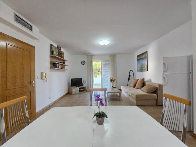 Dvosoban namesten stan 90m2 sa pogledom na more na atraktivnoj lokaciji -Becici