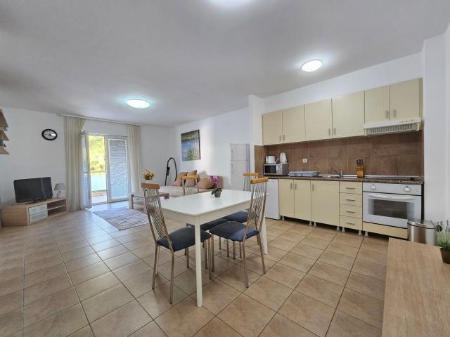 Dvosoban namesten stan 90m2 sa pogledom na more na atraktivnoj lokaciji -Becici