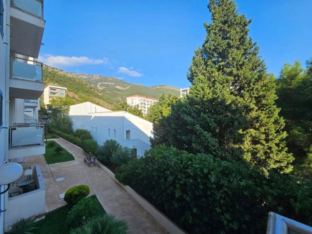 Dvosoban namesten stan 90m2 sa pogledom na more na atraktivnoj lokaciji -Becici