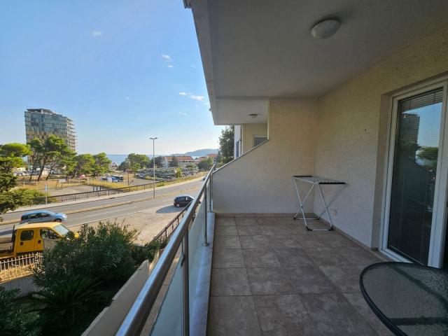 Dvosoban namesten stan 90m2 sa pogledom na more na atraktivnoj lokaciji -Becici