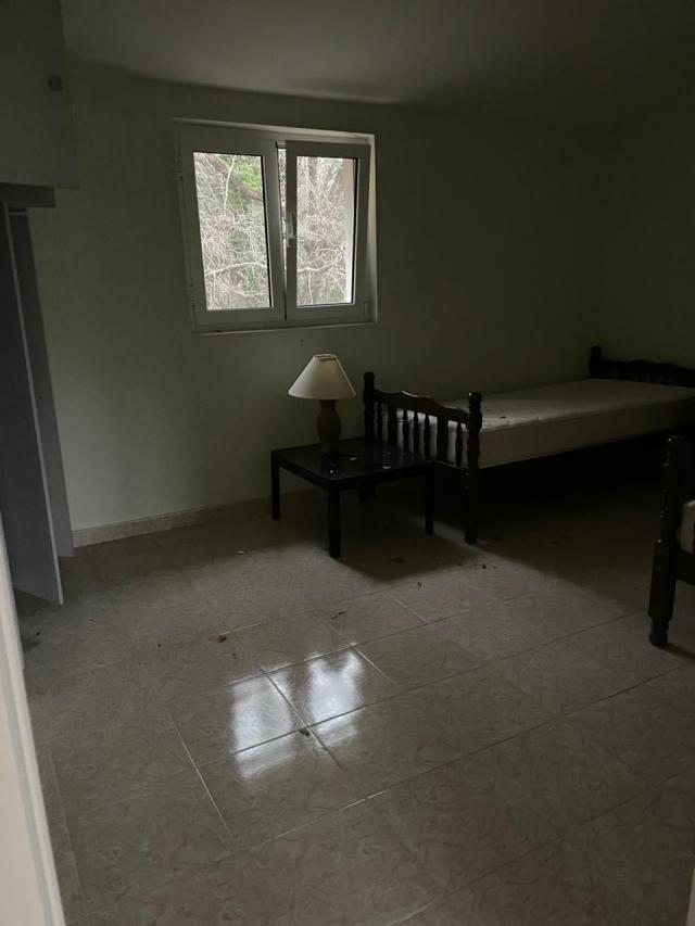 Prostrana kuća 300 m² sa pogledom na more-Budva, Lazi