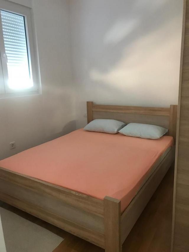 Dvosoban stan sa pogledom na more i parking mestom u Budvi (na duzi period)
