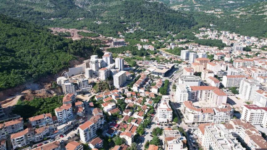 Urbanizovano zemljiste 6.800 m² sa panoramskim pogledom na more i idejnim rešenjem – Dubovica, Budva