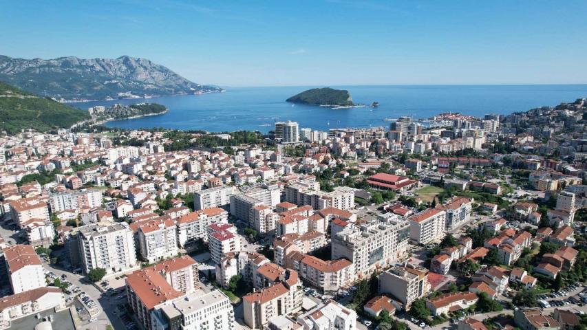 Urbanizovano zemljiste 6.800 m² sa panoramskim pogledom na more i idejnim rešenjem – Dubovica, Budva