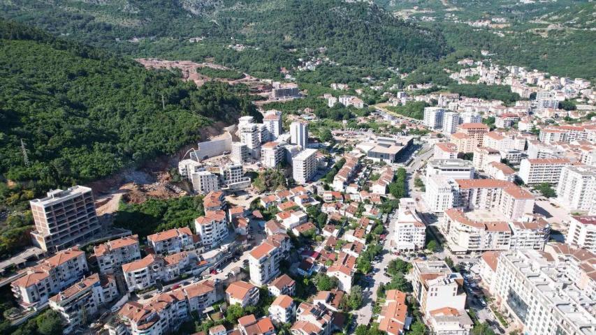 Urbanizovano zemljiste 6.800 m² sa panoramskim pogledom na more i idejnim rešenjem – Dubovica, Budva