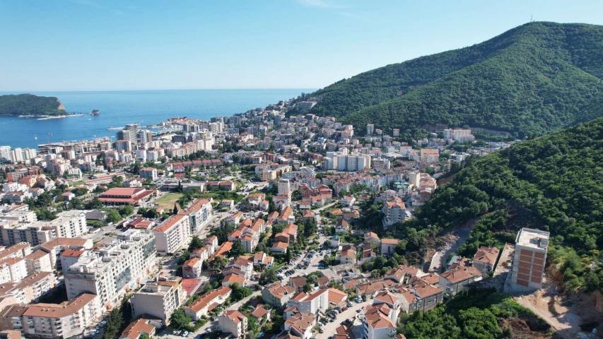 Urbanizovano zemljiste 6.800 m² sa panoramskim pogledom na more i idejnim rešenjem – Dubovica, Budva