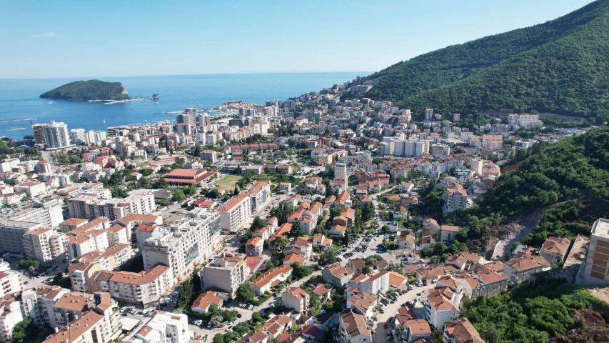 Urbanizovano zemljiste 6.800 m² sa panoramskim pogledom na more i idejnim rešenjem – Dubovica, Budva