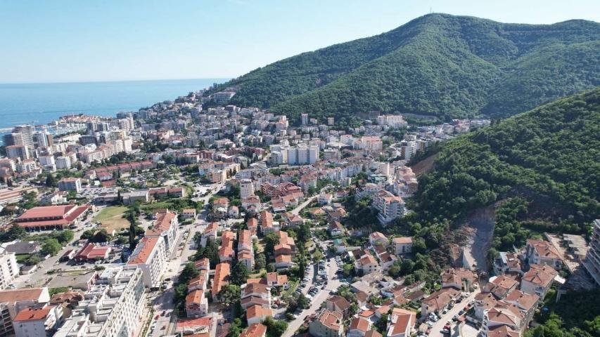 Urbanizovano zemljiste 6.800 m² sa panoramskim pogledom na more i idejnim rešenjem – Dubovica, Budva