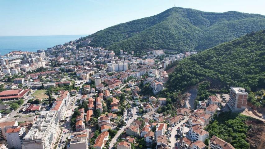 Urbanizovano zemljiste 6.800 m² sa panoramskim pogledom na more i idejnim rešenjem – Dubovica, Budva
