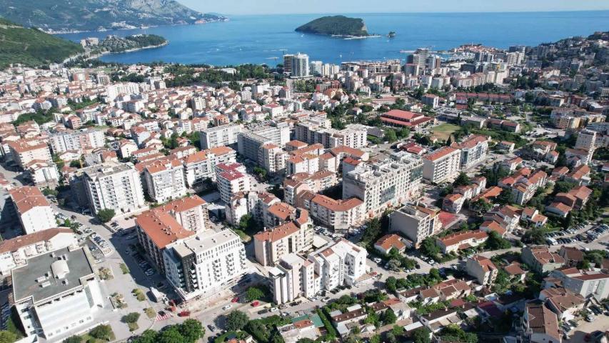 Urbanizovano zemljiste 6.800 m² sa panoramskim pogledom na more i idejnim rešenjem – Dubovica, Budva