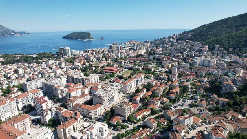 Urbanizovano zemljiste 6.800 m² sa panoramskim pogledom na more i idejnim rešenjem – Dubovica, Budva