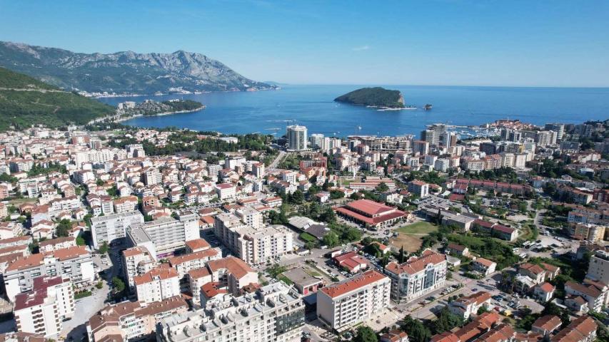 Urbanizovano zemljiste 6.800 m² sa panoramskim pogledom na more i idejnim rešenjem – Dubovica, Budva