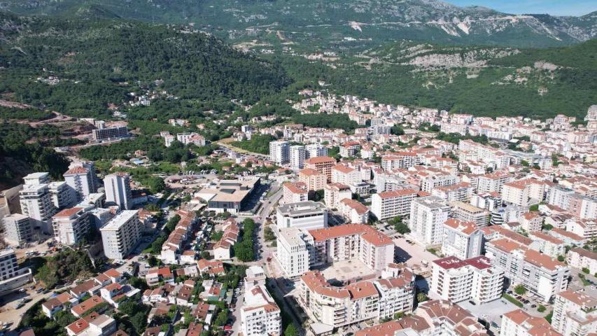 Urbanizovano zemljiste 6.800 m² sa panoramskim pogledom na more i idejnim rešenjem – Dubovica, Budva