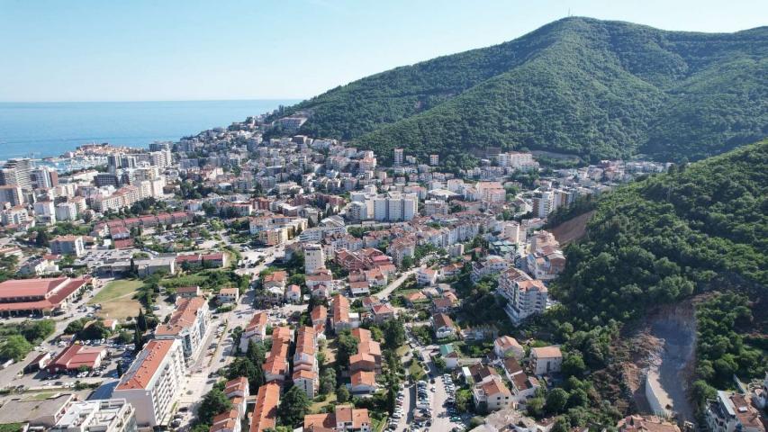 Urbanizovano zemljiste 6.800 m² sa panoramskim pogledom na more i idejnim rešenjem – Dubovica, Budva