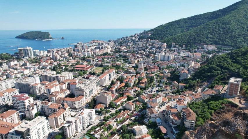 Urbanizovano zemljiste 6.800 m² sa panoramskim pogledom na more i idejnim rešenjem – Dubovica, Budva