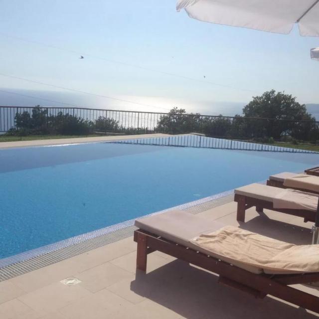 Ekskluzivna vila u Blizikućama, Sveti Stefan (Na duzi period, dostupna od 01.09.2025)