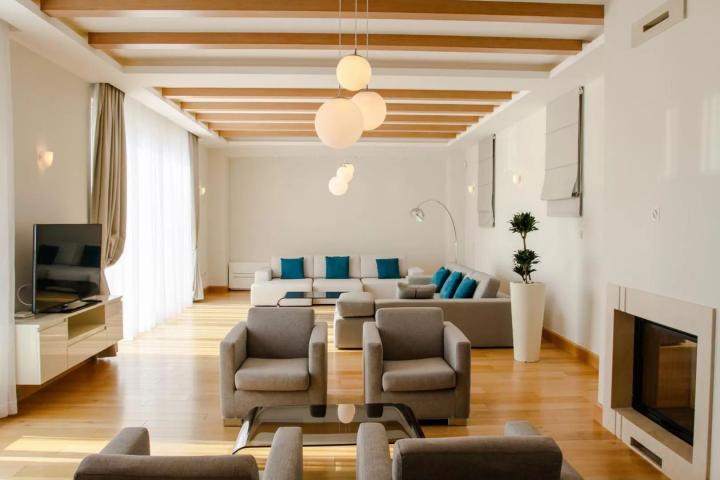 Ekskluzivna vila u Blizikućama, Sveti Stefan (Na duzi period, dostupna od 01.09.2025)