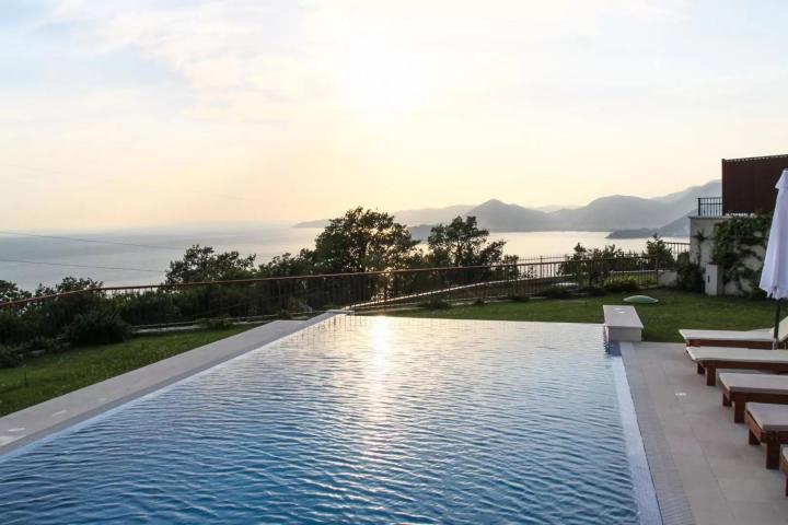 Ekskluzivna vila u Blizikućama, Sveti Stefan (Na duzi period, dostupna od 01.09.2025)