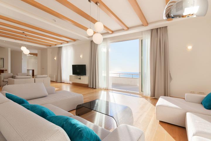 Ekskluzivna vila u Blizikućama, Sveti Stefan (Na duzi period, dostupna od 01.09.2025)