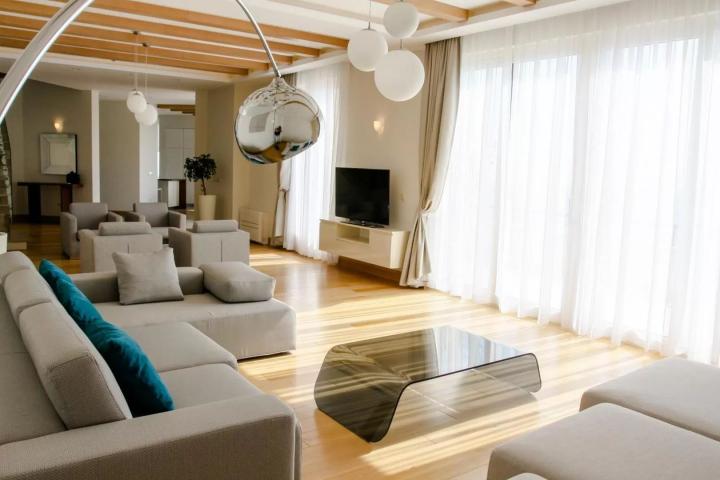 Ekskluzivna vila u Blizikućama, Sveti Stefan (Na duzi period, dostupna od 01.09.2025)
