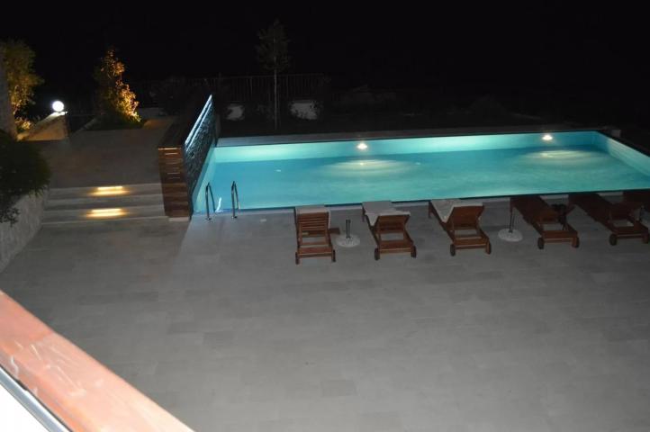 Ekskluzivna vila u Blizikućama, Sveti Stefan (Na duzi period, dostupna od 01.09.2025)