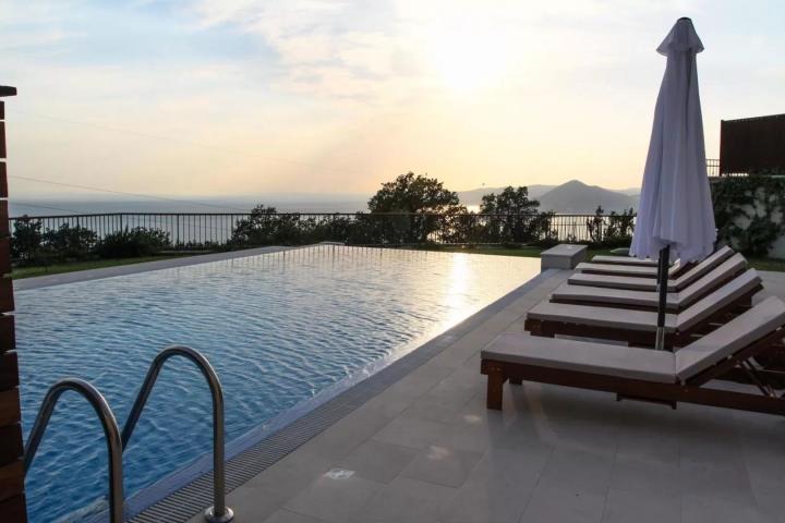 Ekskluzivna vila u Blizikućama, Sveti Stefan (Na duzi period, dostupna od 01.09.2025)