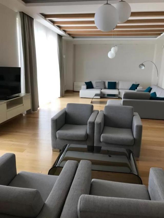 Ekskluzivna vila u Blizikućama, Sveti Stefan (Na duzi period, dostupna od 01.09.2025)