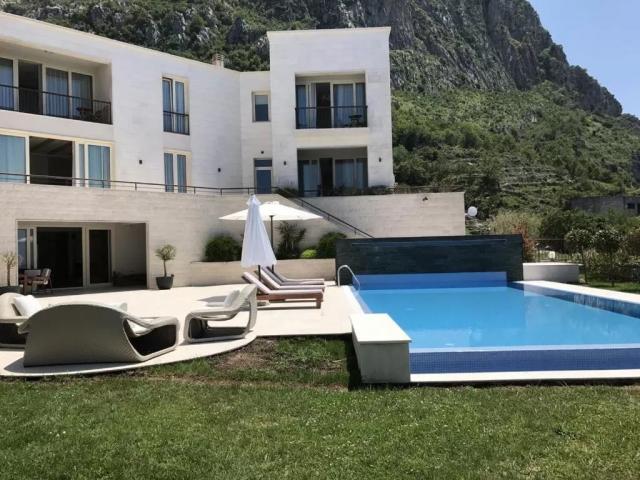 Ekskluzivna vila u Blizikućama, Sveti Stefan (Na duzi period, dostupna od 01.09.2025)