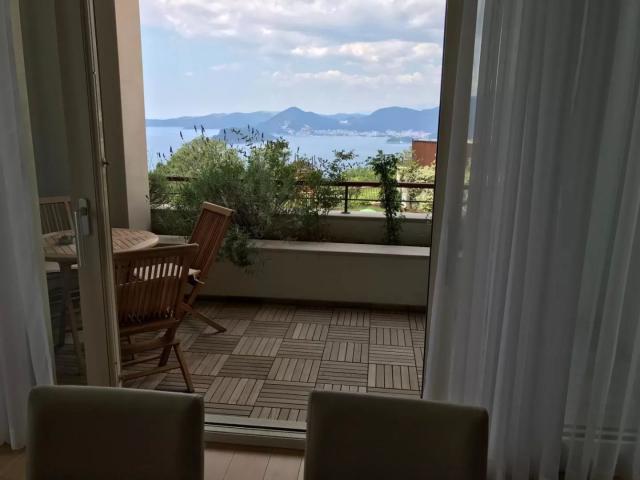 Ekskluzivna vila u Blizikućama, Sveti Stefan (Na duzi period, dostupna od 01.09.2025)