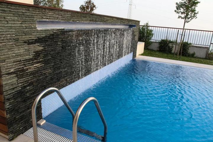 Ekskluzivna vila u Blizikućama, Sveti Stefan (Na duzi period, dostupna od 01.09.2025)