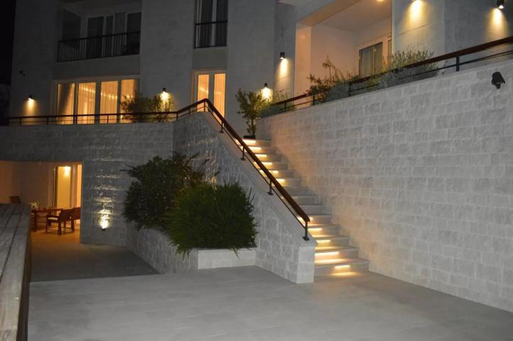 Ekskluzivna vila u Blizikućama, Sveti Stefan (Na duzi period, dostupna od 01.09.2025)