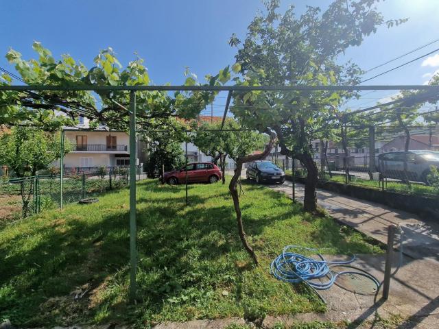 Kuća 113m2 sa placem od 420 m² i investicionim potencijalom na Cetinju