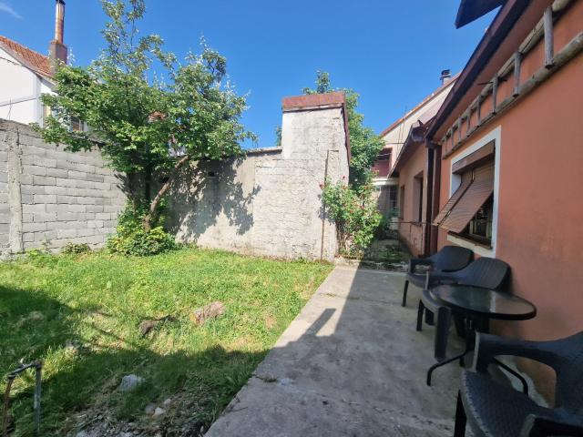 Kuća 113m2 sa placem od 420 m² i investicionim potencijalom na Cetinju