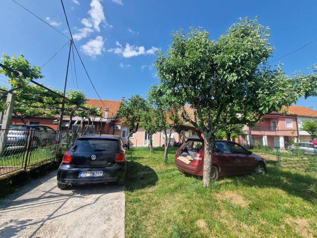 Kuća 113m2 sa placem od 420 m² i investicionim potencijalom na Cetinju
