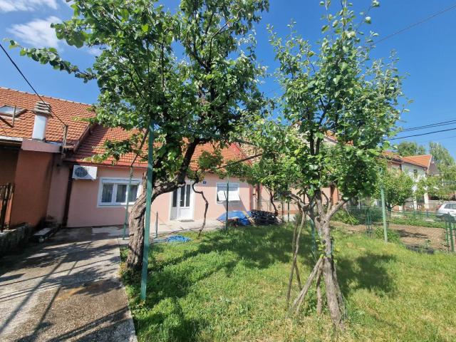Kuća 113m2 sa placem od 420 m² i investicionim potencijalom na Cetinju