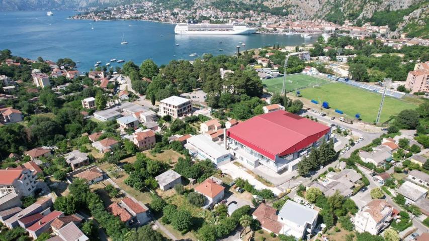 Kuća 120 m² na placu 1.107 m² – Škaljari, Kotor – 350m od mora, mogućnost gradnje zgrade