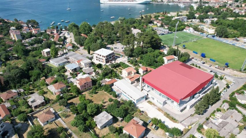 Kuća 120 m² na placu 1.107 m² – Škaljari, Kotor – 350m od mora, mogućnost gradnje zgrade