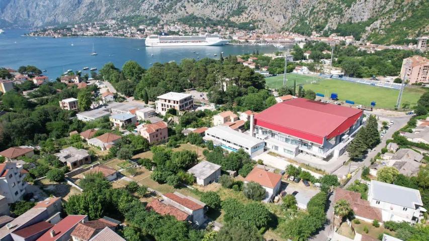Kuća 120 m² na placu 1.107 m² – Škaljari, Kotor – 350m od mora, mogućnost gradnje zgrade