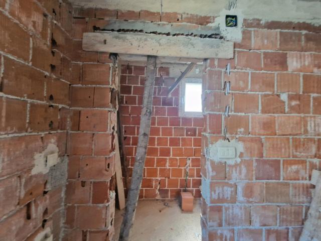 Kuća 120 m² na placu 1.107 m² – Škaljari, Kotor – 350m od mora, mogućnost gradnje zgrade