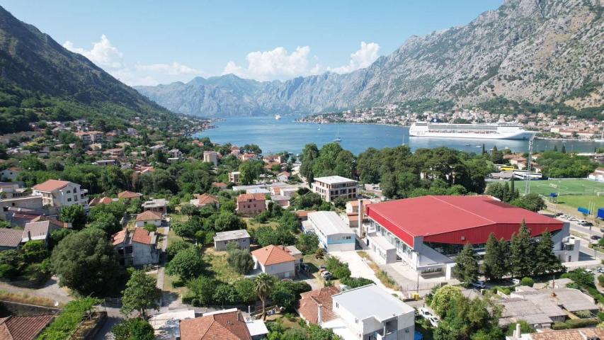 Kuća 120 m² na placu 1.107 m² – Škaljari, Kotor – 350m od mora, mogućnost gradnje zgrade